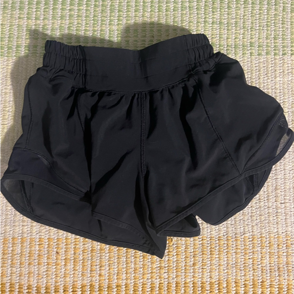 Low rise 2.5 inseam Hotty Hots Lululemon 🌟